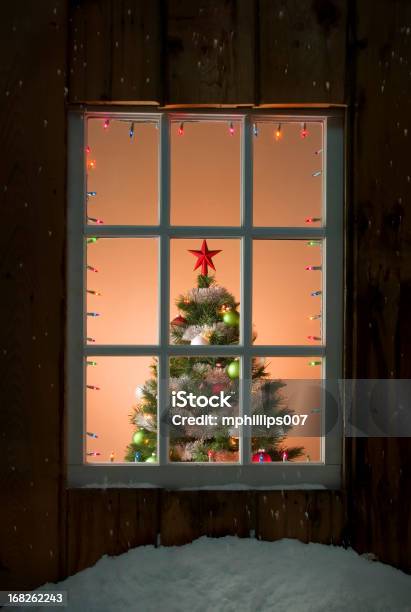 Árbol De Navidad Foto de stock y más banco de imágenes de Ventana - Ventana, Navidad, Casa