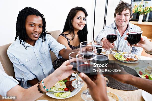 ミックスグループでの乾杯でご友人とのディナーテーブル - 20代のストックフォトや画像を多数ご用意 - 20代, お祝い, アウトフォーカス