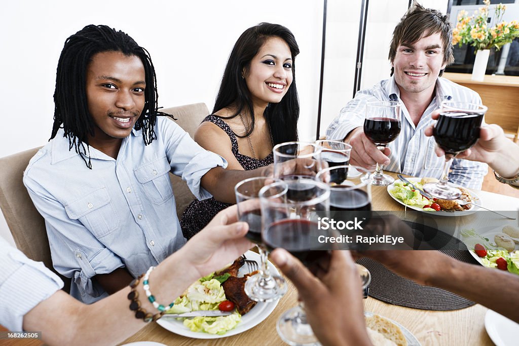 혼합됨 그룹 행복함 프렌즈 toasting 저녁식사 테이블을 - 로열티 프리 20-29세 스톡 사진