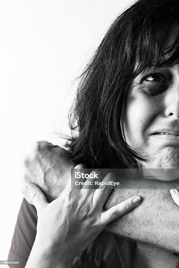 Mujer rebozados desesperadamente intenta escape hombre encircling brazo - Foto de stock de Violencia doméstica libre de derechos