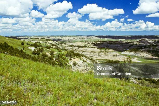 Badland Canyon Wiese Und Cloud Formation Stockfoto und mehr Bilder von Badlands - Badlands, Canyon, Dramatische Landschaft