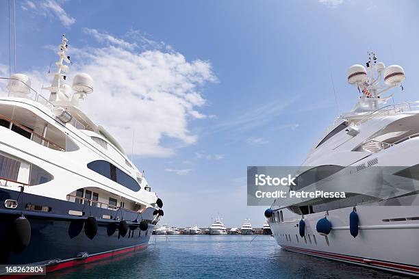 Dois Grandes Iates No Marina Temporada De Verão - Fotografias de stock e mais imagens de Marina - Marina, Convés, Ao Ar Livre