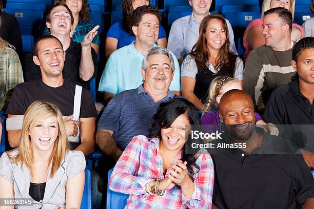 Diverse Grande Gruppo Di Persone Guardare Unemozionante Partita - Fotografie stock e altre immagini di Folla