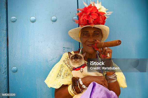 Habano Foto de stock y más banco de imágenes de Cuba - Cuba, La Habana, Puro