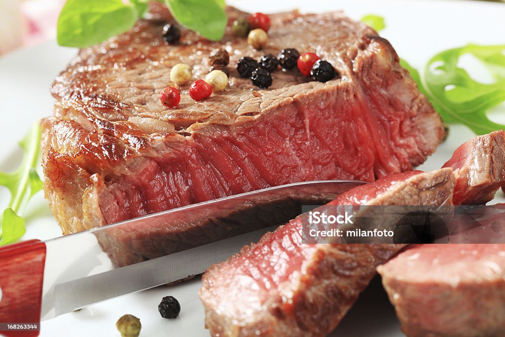 Jugosos bistecs de carne de res - Foto de stock de Bistec libre de derechos