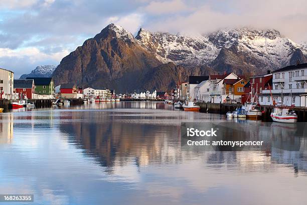 Henningsvaer Harbour - Fotografie stock e altre immagini di Paesaggio - Paesaggio, Cultura scandinava, Scandinavo
