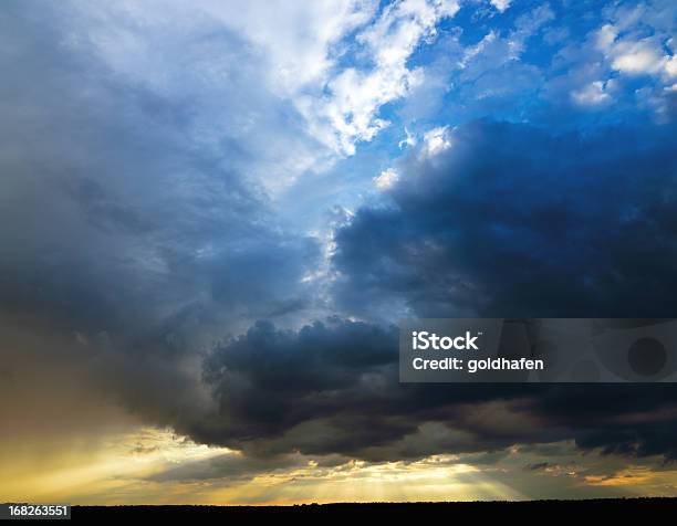 Stürmischen Wetterbedingungen Impressionistisch Wolkengebilde Stockfoto und mehr Bilder von Sturm