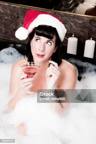 Photo libre de droit de Noël Vintage Sexy Pinup Girl Faire Un Vœu banque d'images et plus d'images libres de droit de Bain moussant - Bain moussant, Cheveux bruns, Noël