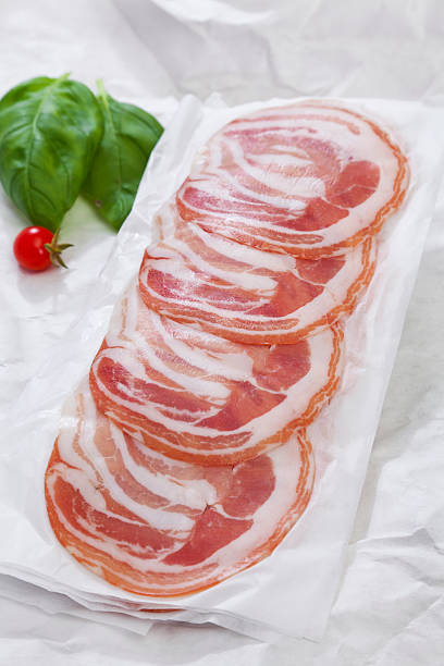 bacon, presunto, & tomate e manjericão - pancetta - fotografias e filmes do acervo