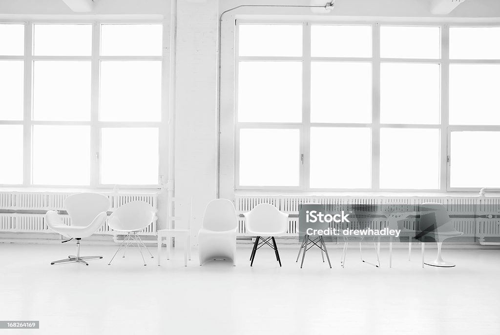 Industrial moderna tipo Loft, con una variedad de sillas - Foto de stock de Blanco - Color libre de derechos