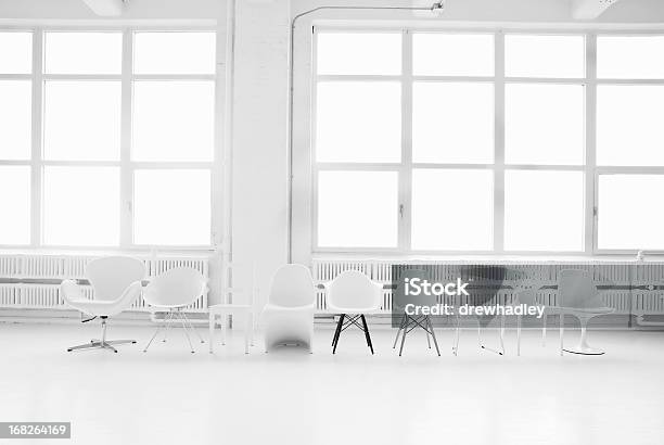 Industrial Moderna Tipo Loft Con Una Variedad De Sillas Foto de stock y más banco de imágenes de Blanco - Color