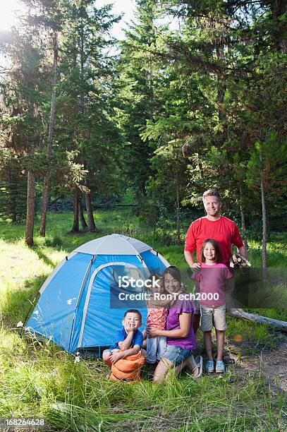 Famiglia Campeggio - Fotografie stock e altre immagini di Campeggiare - Campeggiare, Bambino, Famiglia