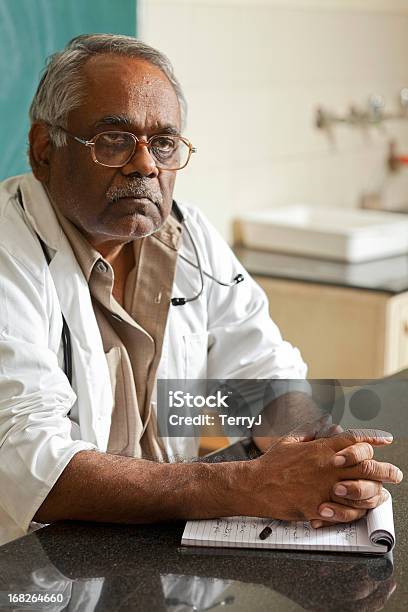 Indian El Profesor Foto de stock y más banco de imágenes de Asistencia sanitaria y medicina - Asistencia sanitaria y medicina, India, Adulto