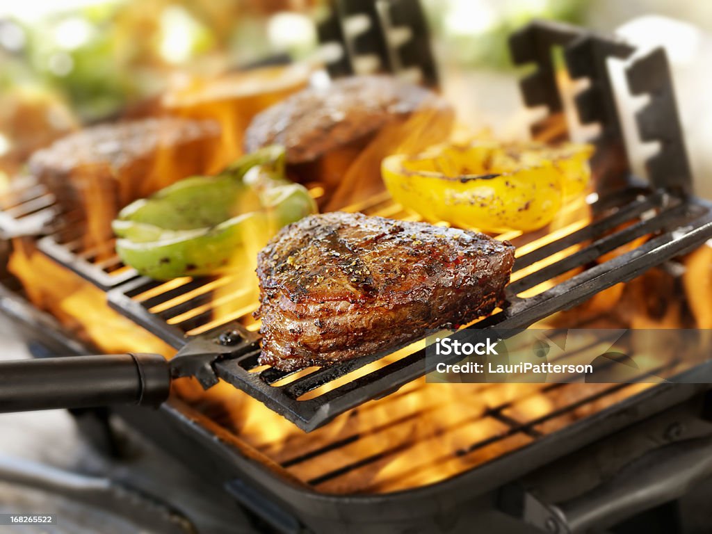 Steaks sur un barbecue en plein air - Photo de Aliment libre de droits