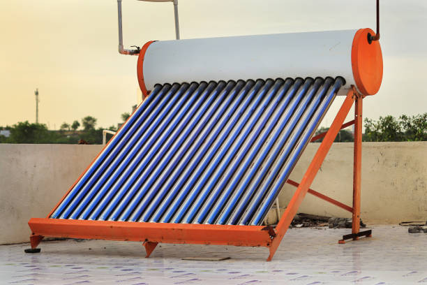 vista del calentador de agua solar en la azotea desde una casa en gujarat, india o calentador de agua solar compacto de tubo de vacío no presurizado. sistema de calefacción solar con calentador de agua solar de evacuación, caldera y radiador - solar power station sun water collection fotografías e imágenes de stock