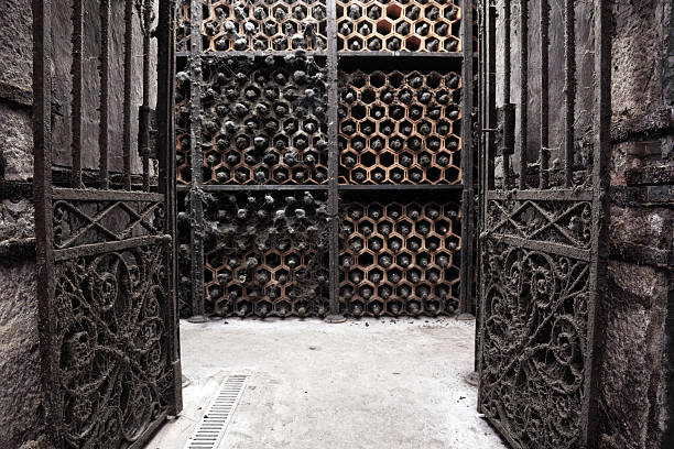 늙음 포루토 와인 셀러 - wine cellar basement wine bottle 뉴스 사진 이미지