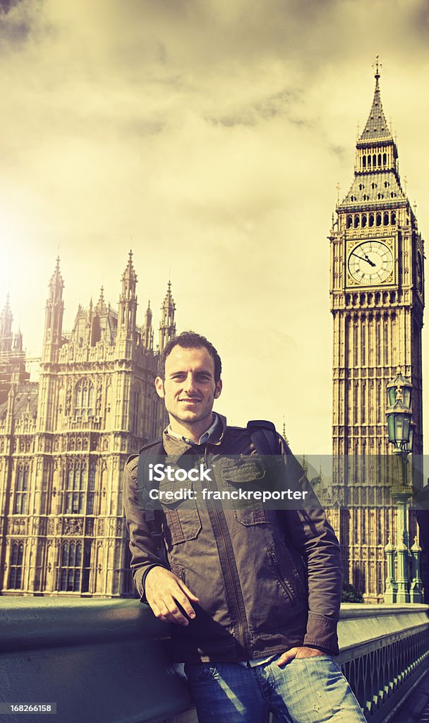 Szczęśliwy turysta człowiek przed Big Bena-Londyn - Zbiór zdjęć royalty-free (20-29 lat)