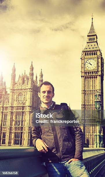 Feliz Turista Homem Na Frente Do Big Ben De Londres - Fotografias de stock e mais imagens de 20-29 Anos