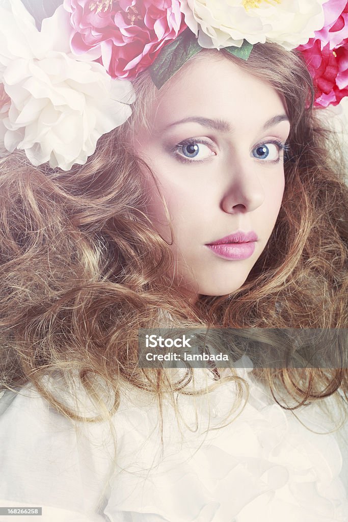 Fille avec des fleurs dans les cheveux - Photo de A la mode libre de droits