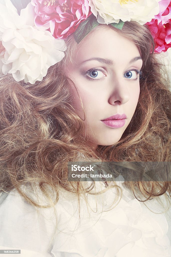 Девушка с цветами в ее волосах - Стоковые фото Белый роялти-фри