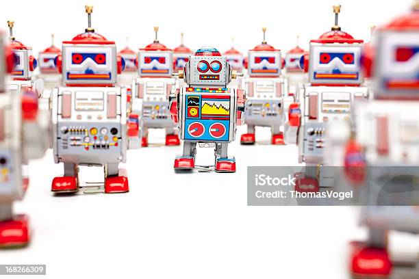 Robots Lata De Chumboa - Fotografias de stock e mais imagens de Robô - Robô, 1950-1959, Standing Out From The Crowd (expressão inglesa)