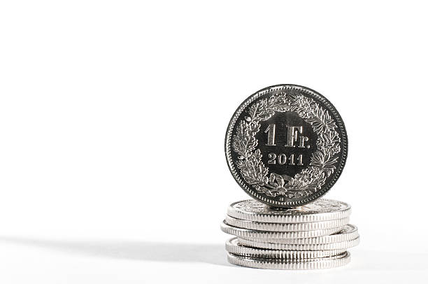 una moneda con chf divisa suiza, año 2011 - swiss currency fotografías e imágenes de stock