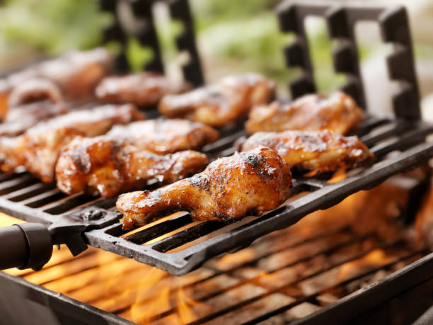 asas de frango bbq - grilled chicken chicken barbecue fire imagens e fotografias de stock