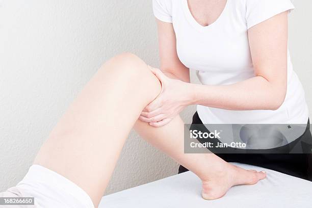 Testing Ein Knie Für Mehr Stabilität Stockfoto und mehr Bilder von Frauen - Frauen, Kreuzband, Alternative Behandlungsmethode