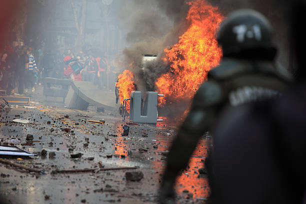 burning auto - bereitschaftspolizist stock-fotos und bilder