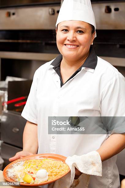 인물 행복함 웃는 조리사 멕시코 레스토랑 엔칠라다에 대한 스톡 사진 및 기타 이미지 - 엔칠라다, 요리사, 40-49세