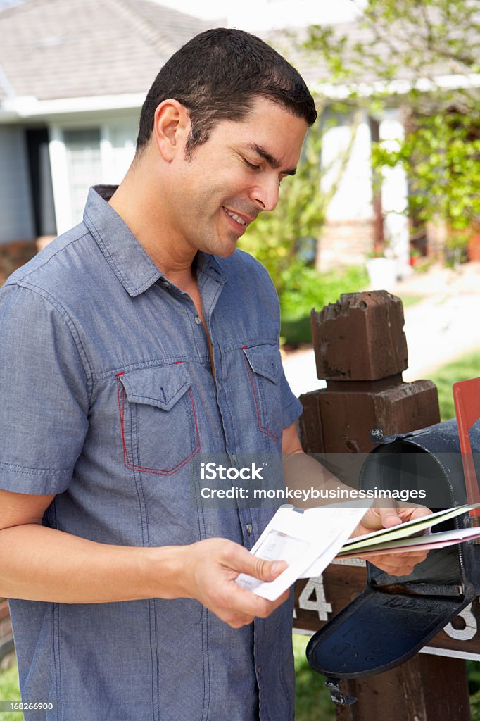 Hispânica homem verificação de caixa de correio - Foto de stock de Caixa de correio royalty-free