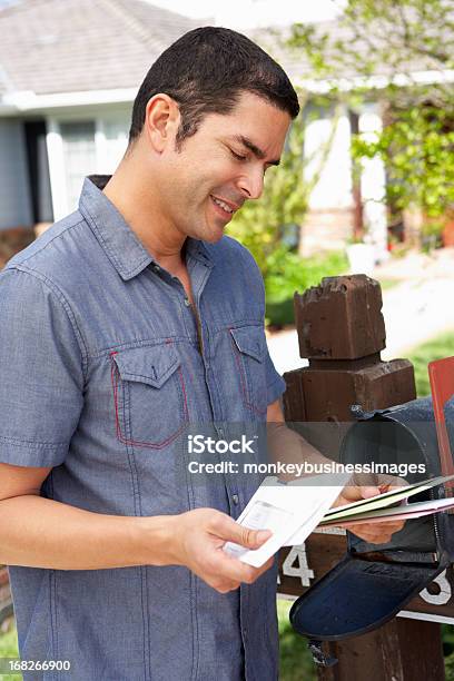 Foto de Hispânica Homem Verificação De Caixa De Correio e mais fotos de stock de Caixa de correio - Caixa de correio, Homens, Examinar