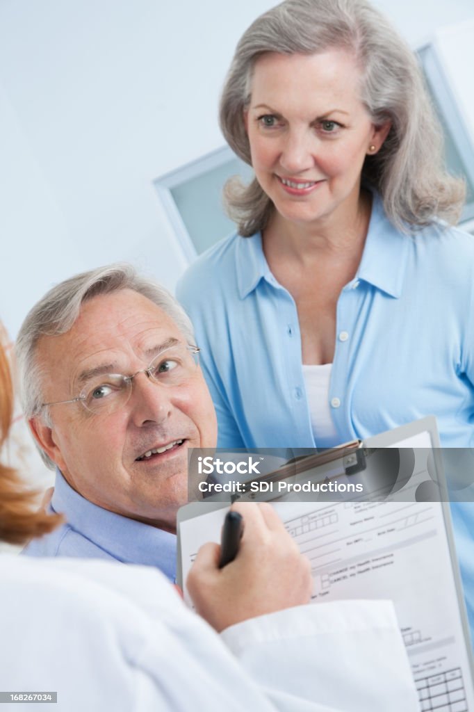 Älterer Erwachsener Paar gibt Informationen zum Medical professionellen - Lizenzfrei Aktiver Senior Stock-Foto