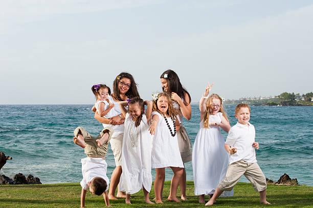 niños felices tropical - child dancing preschooler outdoors fotografías e imágenes de stock