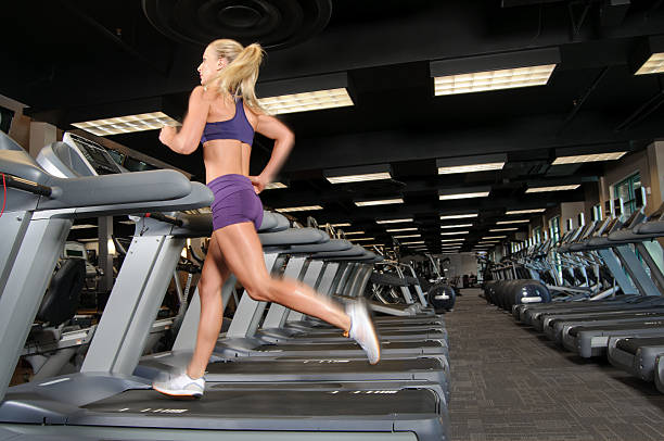 женщина на беговой дорожке - treadmill running jogging human leg стоковые фото и изображения