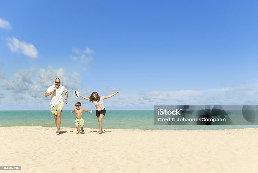 Szczęśliwa Rodzina na wakacje na plaży - Zbiór zdjęć royalty-free (Bezchmurne niebo)