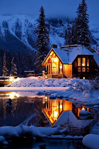 reflejo wintery cabina - rocky mountains canada mountain winter fotografías e imágenes de stock