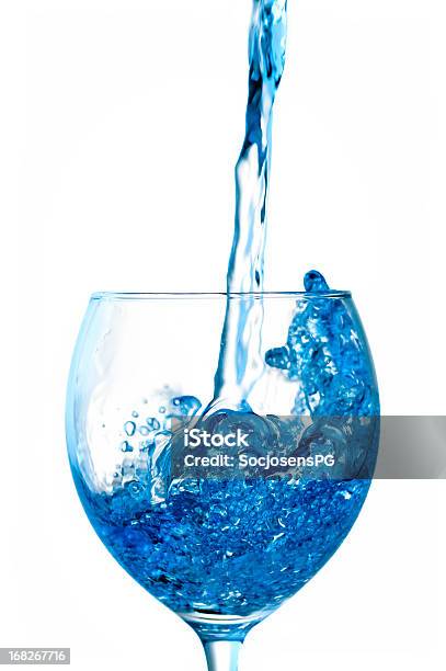 Acqua In Un Bicchiere Blu Liquido Versato In Un Bicchiere - Fotografie stock e altre immagini di Acqua