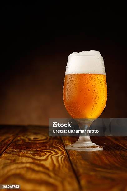 Bier Stockfoto und mehr Bilder von Alkoholisches Getränk - Alkoholisches Getränk, Bartresen, Bier