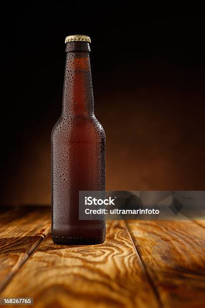 Cerveja - Fotografias de stock e mais imagens de Garrafa de Cerveja - Garrafa de Cerveja, Área de Bar, Bar - Local de entretenimento
