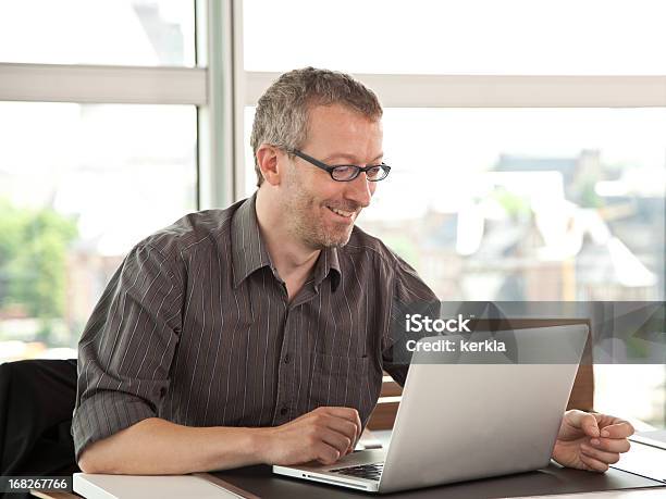 成熟したビジネスの男笑顔で働くノートパソコン - 50-54歳のストックフォトや画像を多数ご用意 - 50-54歳, ノートパソコン, マネージャー