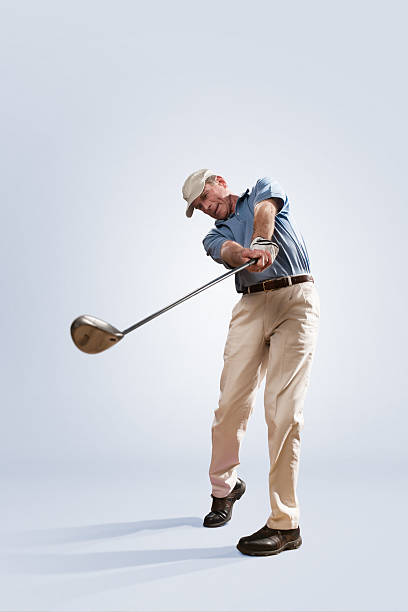 golfeur dans le studio - golf playing teeing off men photos et images de collection
