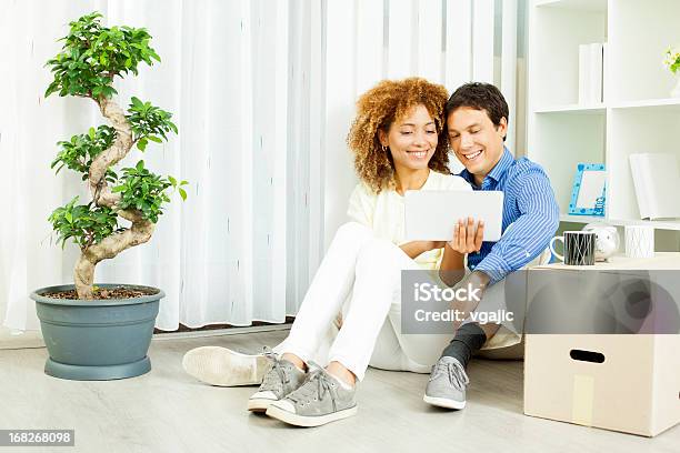 Junges Paar Umzug Stockfoto und mehr Bilder von Bonsai - Bonsai, Frauen, Männer