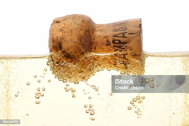 Schwimmende Champagner Cork In Flöte Stockfoto und mehr Bilder von Schaumwein - Schaumwein, Blase - Physikalischer Zustand, Korken