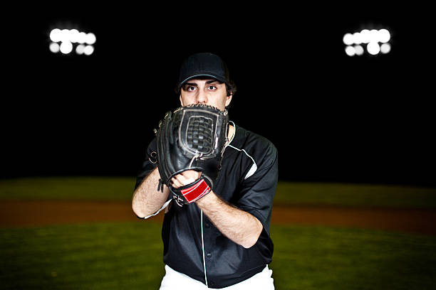 pitcher de baseball (plan d'action) sur mound - baseball diamond flash photos et images de collection