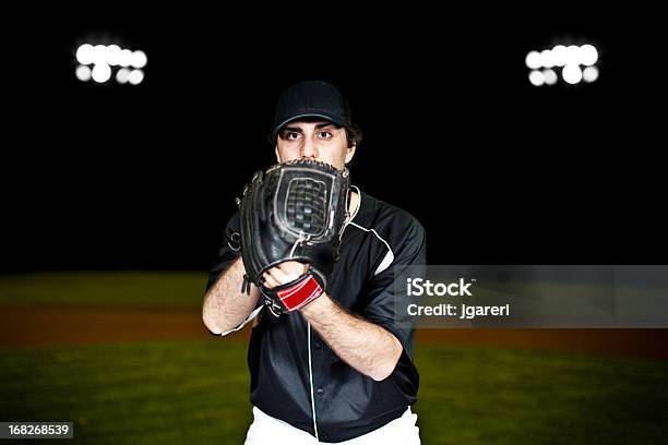 Lançador No Plano De Acção De Beisebol De - Fotografias de stock e mais imagens de Apanhar - Atividade Física - Apanhar - Atividade Física, Lançador de beisebol, 20-24 Anos