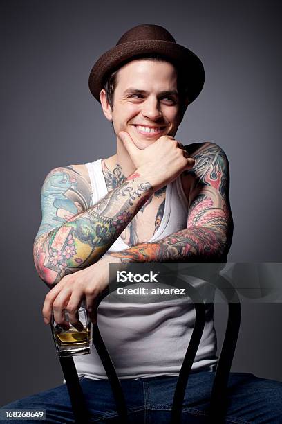 Porträt Eines Tattooed Mann Stockfoto und mehr Bilder von Männer - Männer, Tätowierung, Whisky