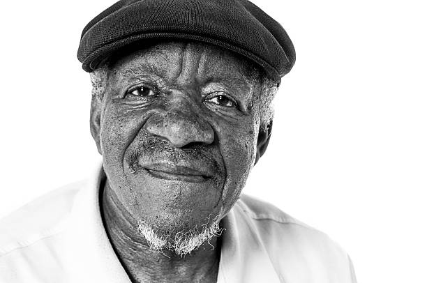 portriat de senior homme afro-américain, en noir et blanc - image en noir et blanc photos et images de collection