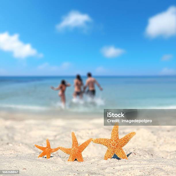 Tre Stelle Marine Vacanza In Famiglia Sulla Spiaggia - Fotografie stock e altre immagini di Vacanze