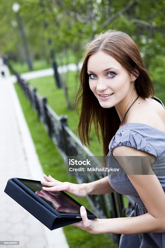 Femme d'affaires en tenant l'e-book - Photo de Adulte libre de droits